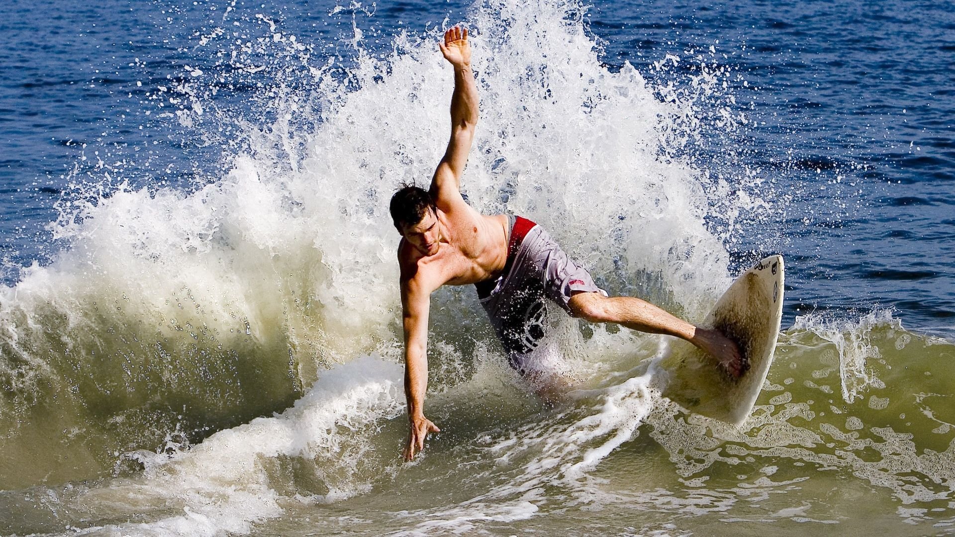 灰熊队外线火力不足，持续寻求补强，灰熊队内线